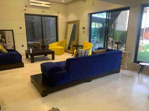 Sleek, contemporary 3-bed home with scenic views in Islamabad galvaspilsēta