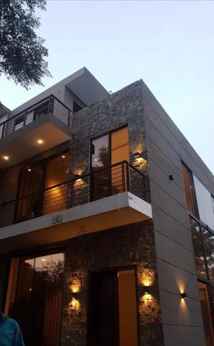 Sleek, contemporary 3-bed home with scenic views in Islamabad galvaspilsēta