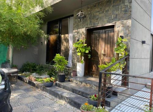 Sleek, contemporary 3-bed home with scenic views in Islamabad galvaspilsēta