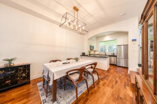 Central 3BR Townhouse Near Oakridge & SkyTrain – khách sạn tại Oakridge