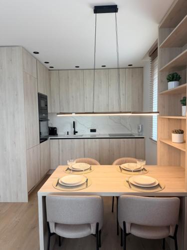 New Apartment with Private Parking , 10 Min Drive to Beach & Self Check-in in Sendvario