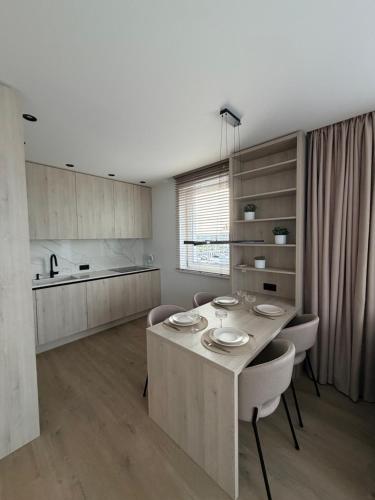 New Apartment with Private Parking , 10 Min Drive to Beach & Self Check-in in Sendvario