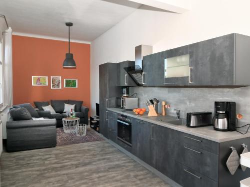 virtuve, Moderne Ferienwohnung am Thuringer Wald perfekt fur Familien, Paare & Urlaub mit Hund, mit Sauna & B in Georgenthal (Thuringia)