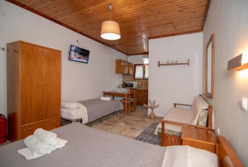 1 double bed, 1 twin bed, 1 sofa bed