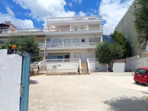 Rooms by George, Dhërmi