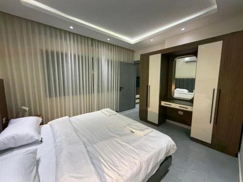 002 JRE apartment with stunning boulevard veiw - image 12