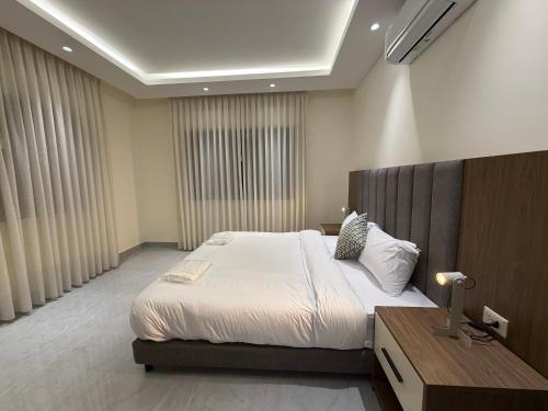 003 JRE apartment with stunning boulevard veiw - image 11
