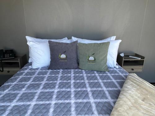 1 queen bed, 1 double bed