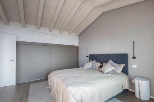  Luxury villa with private infinity pool in Iseo