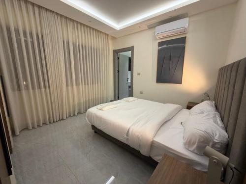 004 JRE apartment with stunning boulevard veiw - image 2