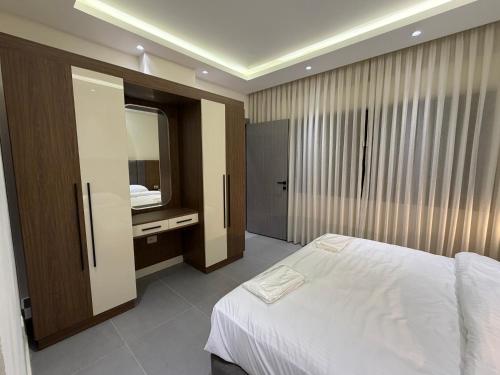 005 JRE apartment with stunning boulevard veiw - image 12