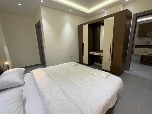 005 JRE apartment with stunning boulevard veiw - image 5