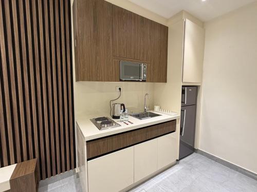 006 JRE apartment with stunning boulevard veiw - image 3
