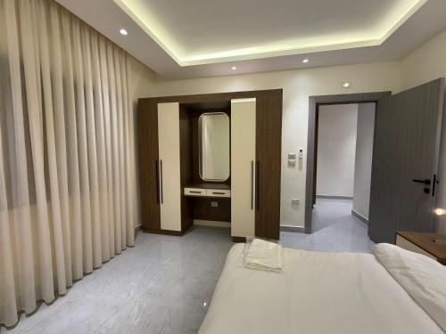 006 JRE apartment with stunning boulevard veiw - image 10
