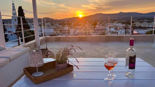 Aiora Stone Boutique House with Sunset Terrace & Mountain Views, Archangelos gîte à louer Archángelos
