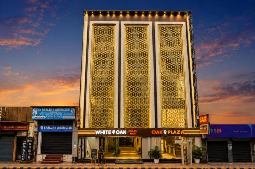 Exterior view of Hotel Oak Plaza - Near Connaught Place
