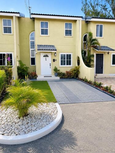 Modern 1 BedRoom with 2 Bath 24Hr Security in Portmore