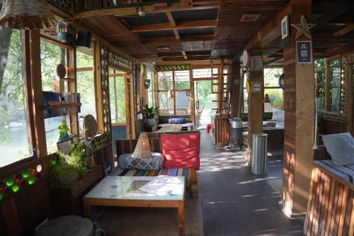 Restorāns, Aloha Riverside  in Gharakar