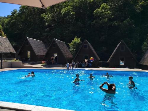 Peldbaseins, Kamidžorske Terase Sokolja (Kamidzorske Terase Sokolja) in Goč