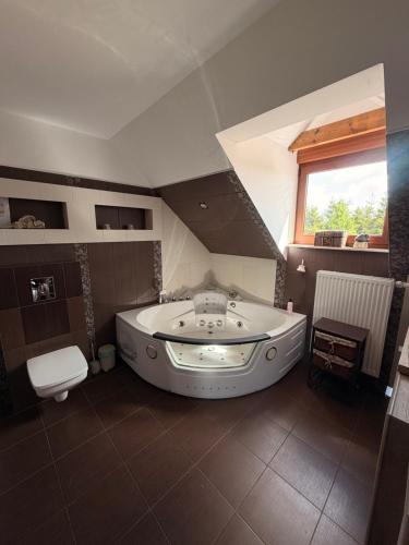 Zdunlandia Dom nad Jeziorem, jacuzzi, kort, basen in Wacmerek