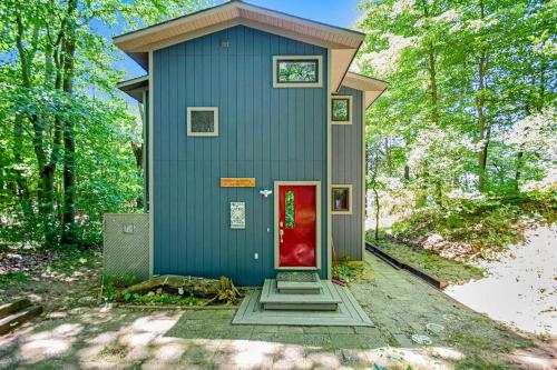 . Jacobia Lakefront Retreat