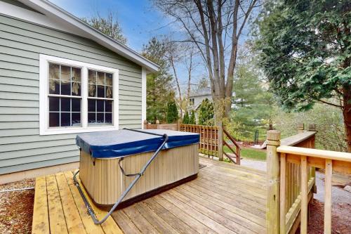 Seaglass Lakeshore Cottage in Union Pier (MI)