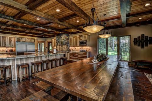 Whispering Pines Lodge: 9 Bedroom in Eagle River, USA