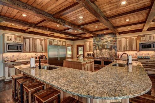 Whispering Pines Lodge: 9 Bedroom in Eagle River, USA