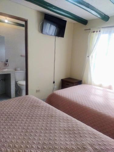 1 queen bed, 1 twin bed