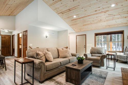 Red Pine Cabin in New Miner, USA