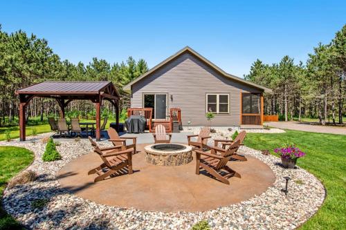 Red Pine Cabin in New Miner, USA