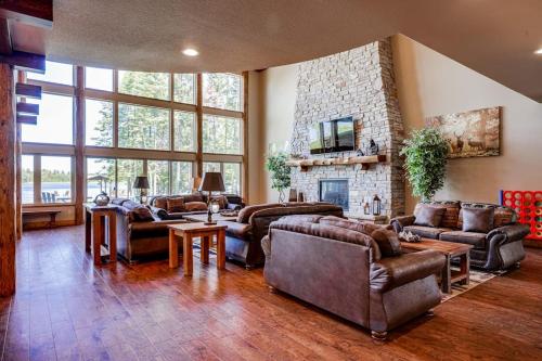 Whispering Pines Lodge: 11 Bedroom in Eagle River, USA