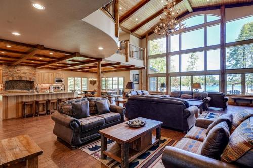 Whispering Pines Lodge: 11 Bedroom in Eagle River, USA