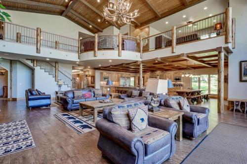 Whispering Pines Lodge: 11 Bedroom in Eagle River, USA