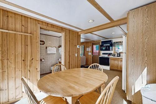 Quaint Lake Escape in Eagle River, USA