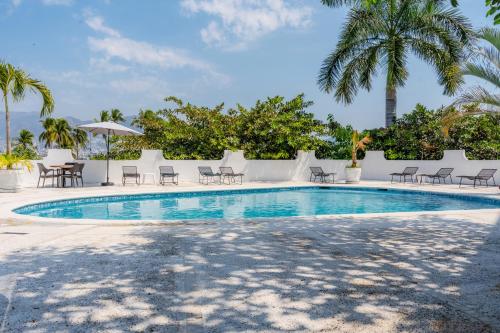 Apartment with Pool & Views in Las Playas Acapulco - image 2