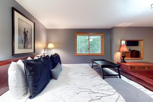 Chanticleer Inn: Hudson House - image 19