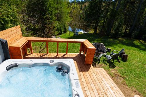 Relaxation et Nature Au Bord de l'eau avec Spa et vue sur le lac in Seintadolfa Dovarda (QC)