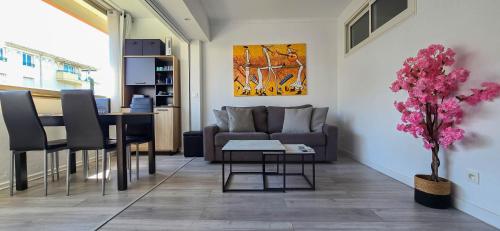 Tres jolie STUDIO A 2 MINUTES DE LA PLAGE ET DU PORT DE Fréjus secteur base nature
