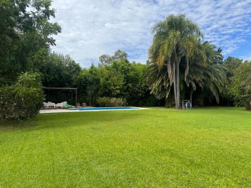 Kert, Cabaña entre eucaliptus (Cabana entre eucaliptus) in Benavidez