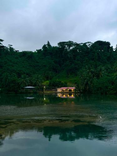 สภาพแวดล้อมโดยรอบ, Sarahlodge in ตาฮา