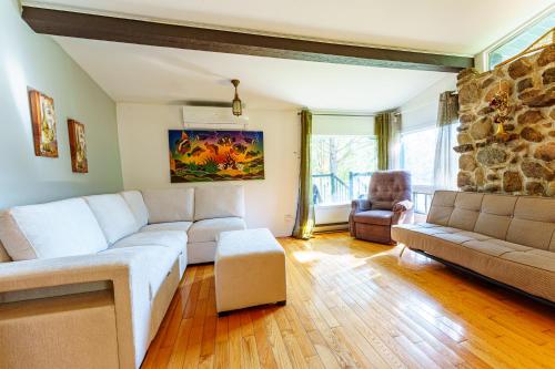Le Chalet Brun, jacuzzi en bord de lac in Seintadolfa Dovarda (QC)