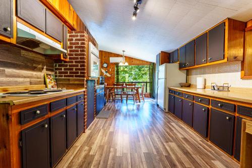 Le Chalet Brun, jacuzzi en bord de lac in Seintadolfa Dovarda (QC)
