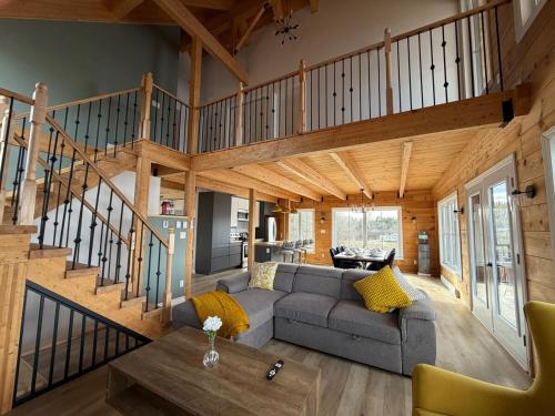 Le Cerf, Waterfront, spa, games room, and kayaks in Kiamika (QC)