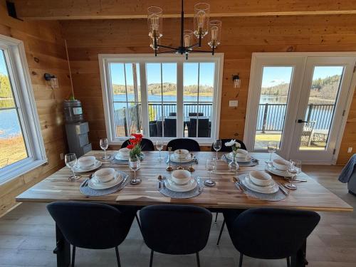 Le Cerf, Waterfront, spa, games room, and kayaks in Kiamika (QC)