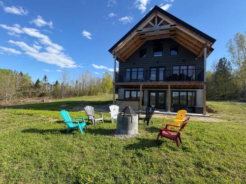 Le Cerf, Waterfront, spa, games room, and kayaks in Kiamika (QC)