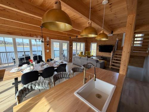Le Cerf, Waterfront, spa, games room, and kayaks in Kiamika (QC)