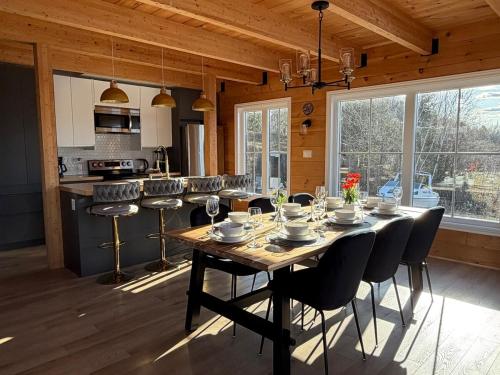 Le Cerf, Waterfront, spa, games room, and kayaks in Kiamika (QC)