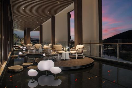 Pub/Hol, Holiday Inn Hotel And Suites Sanya Yalong Bay By IHG in Sanya