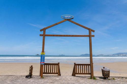 Apto com Varanda e Vaga a 500m da Praia da Enseada – khách sạn tại Enseada